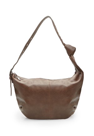 Sac à bandoulière en cuir marron doux avec une seule bandoulière réglable et une fermeture éclair supérieure, présenté sur fond blanc.