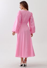 TUSSAH ARIYAH MIDI  - Freizeitkleid - bubble gum pink