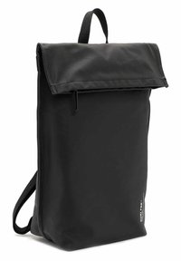 Sac à dos noir à rabat, fabriqué dans un matériau durable avec un design épuré, doté de bretelles réglables et d'une poche latérale pour le rangement.