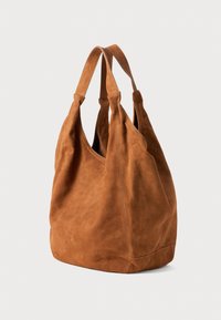 Bruin suède hobo tas met twee handgrepen, zachte textuur, gebogen vorm en gestikte details, met een ruime binnenkant.