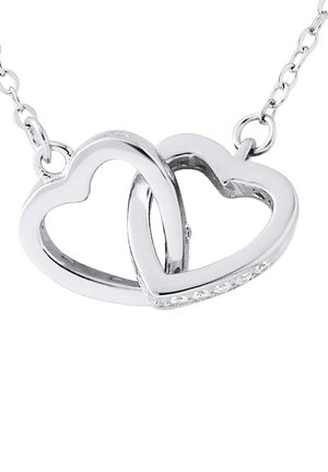 Zilveren dubbele hartketting met een verstrengeld ontwerp. Eén hart heeft een rij kleine, heldere stenen, een gladde afwerking en een delicate ketting.
