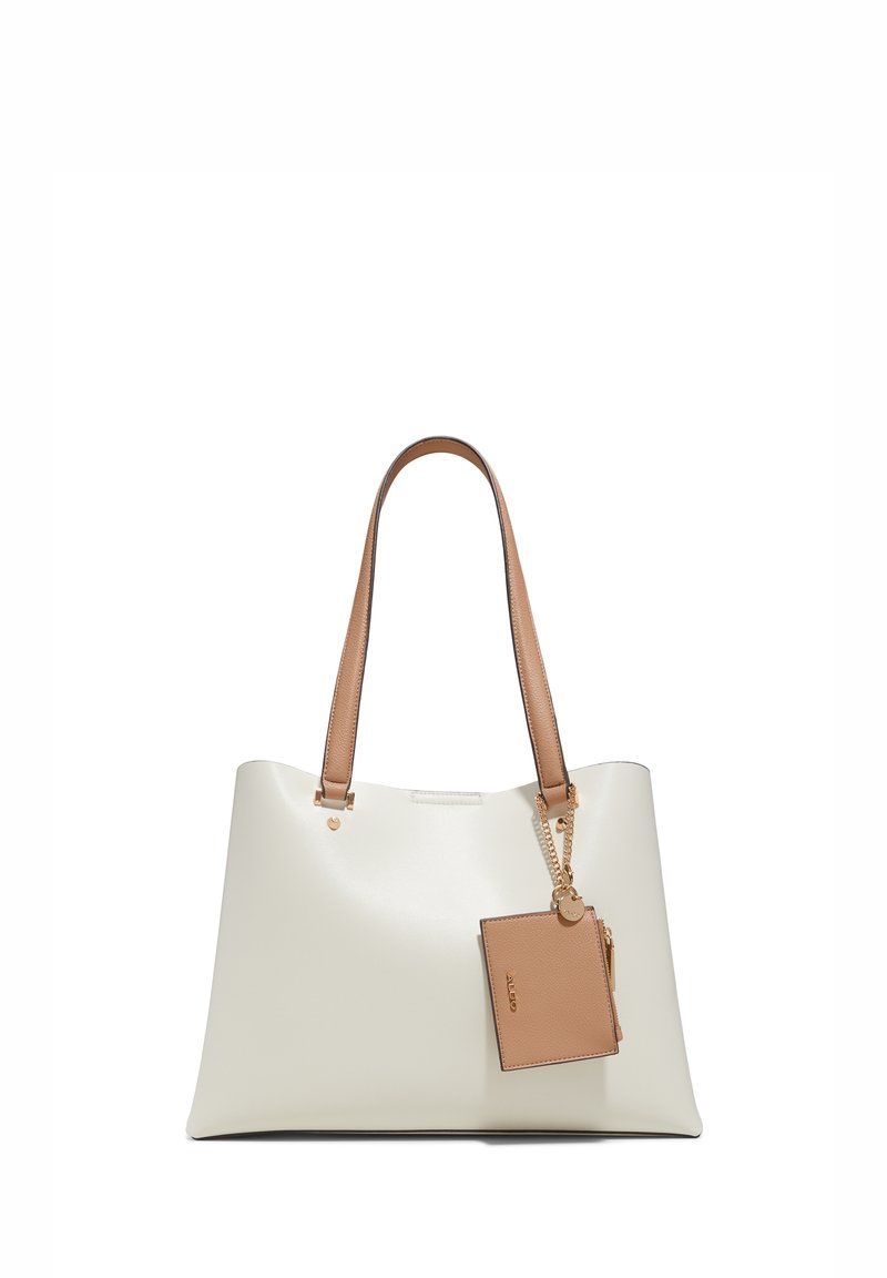 Sac fourre-tout avec un extérieur synthétique lisse et blanc, des poignées en cuir tan et un porte-carte tan amovible avec des accents en métal doré.