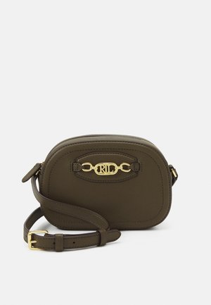 Petit sac bandoulière en cuir vert olive foncé avec bandoulière réglable, détail chaîne dorée et logo sur le devant.
