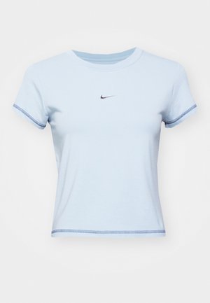 Himmelblaues Baumwoll-T-Shirt mit Rundhalsausschnitt, kurzen Ärmeln und einem kleinen schwarzen Nike-Logo auf der Brust; mit kontrastierenden Nähten entlang der Ärmel.