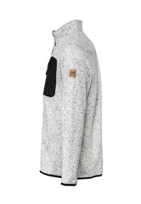 Grijze fleecetrekker met een zwarte borstzak, ritsluiting en een tan logo patch op de linker schouder. Zacht van textuur.