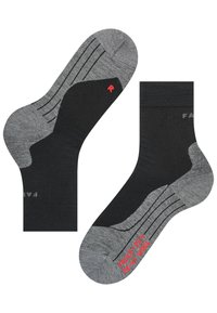 Calcetines de tripulación en negro y gris con textura acanalada, talón reforzado, acento rojo en el talón y detalles en texto gris.