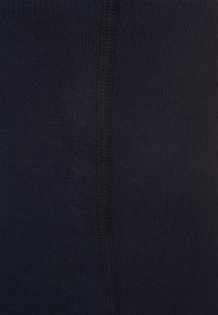 Material de culoare bleu marin, cu textură canelată și netedă, având o cusătură centrală. Materialul pare moale și ușor elastic.