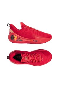 Scarpe da ginnastica rosse con una tomaia in rete testurizzata, una suola imbottita e un pannello traslucido unico che presenta un design infuocato.