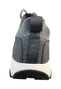 Baskets grises avec un dessus en tricot et un contrefort structuré. Comprend une languette en tissu et une semelle extérieure en caoutchouc blanche.