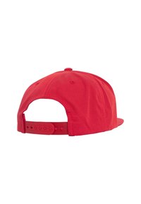 Sarkans beisbola cepures ar plakanu malu, regulējams snapback aizdare un gluda auduma tekstūra. Nav redzamu logo vai rakstu.