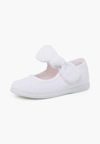 Weiße textile Ballettschuhe mit einer Schleifenakzent, gepunkteter Textur im Obermaterial und einer flexiblen weißen Gummisohle.