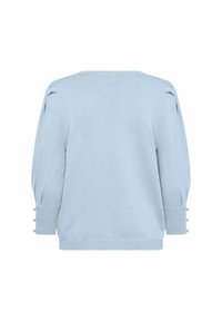 Ljust blå tröja med rund halsringning, puffärmar och pärlknappdetaljer vid muddarna. Mjuk stickad textur.