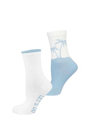 Zwei Kniesocken, eine weiße mit blauem Rand und dem Text "LET'S GO", die andere weiß und blau mit einem Palmenmotiv am Knöchel.