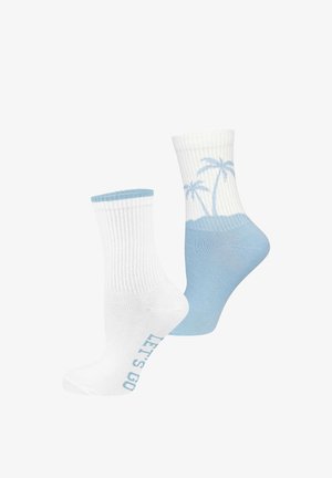 Zwei Kniesocken, eine weiße mit blauem Rand und dem Text "LET'S GO", die andere weiß und blau mit einem Palmenmotiv am Knöchel.