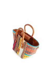 Borsa intrecciata multicolore con manici in pelle marrone, caratterizzata da un motivo a righe, una forma strutturata e un design con apertura superiore.