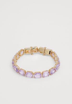 Guldtonet armbånd med facetterede lavendelfarvede rektangulære sten, forbundet med metaldele, poleret finish og en sikker lås.