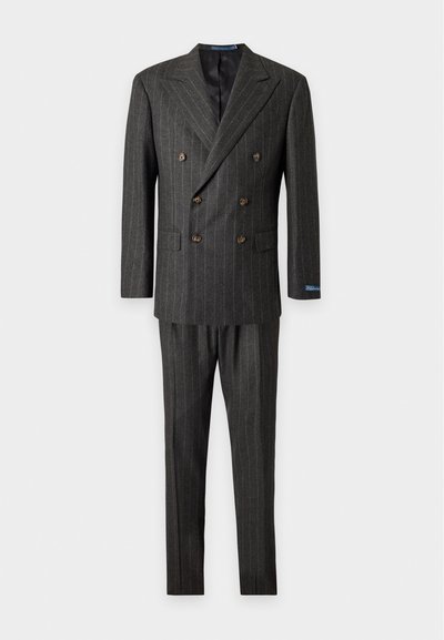 Costume gris foncé à rayures fines croisé avec six boutons marron et pantalon droit assorti sur fond blanc.