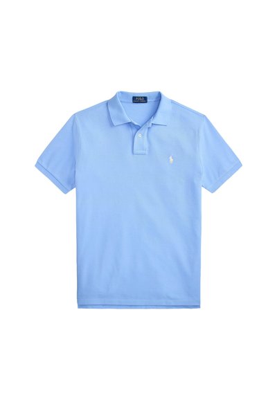 Polo bleu clair à manches courtes, col, patte à deux boutons et petit logo brodé sur la poitrine gauche.