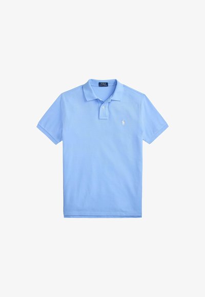 Polo bleu clair à manches courtes, col, patte à deux boutons et petit logo brodé sur la poitrine gauche.