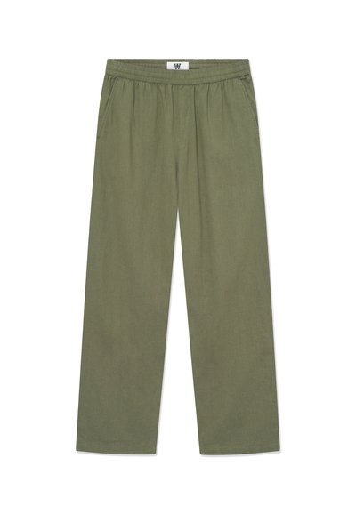 Pantalones de corte holgado en color verde oliva con cintura elástica y bolsillos laterales, exhibidos sobre un fondo blanco.