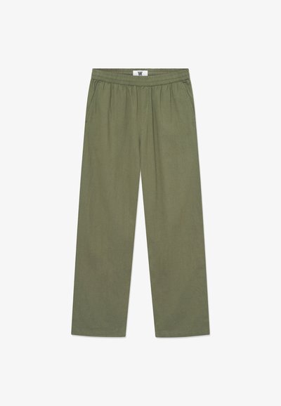 Pantalones de corte holgado en color verde oliva con cintura elástica y bolsillos laterales, exhibidos sobre un fondo blanco.