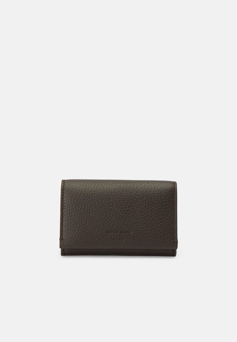 Σκούρο καφέ δερμάτινο πορτοφόλι με λεπτή ορθογώνια μορφή. Διαθέτει μια διακριτική λογότυπη επιγραφή στη μπροστινή πλευρά και έχει σχεδίαση που διπλώνει.
