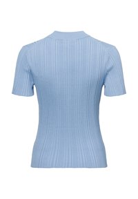 Lichtblauw geribbeld t-shirt met korte mouwen en een aansluitende snit met een hoge halslijn. Getextureerde stof met subtiele verticale strepen.