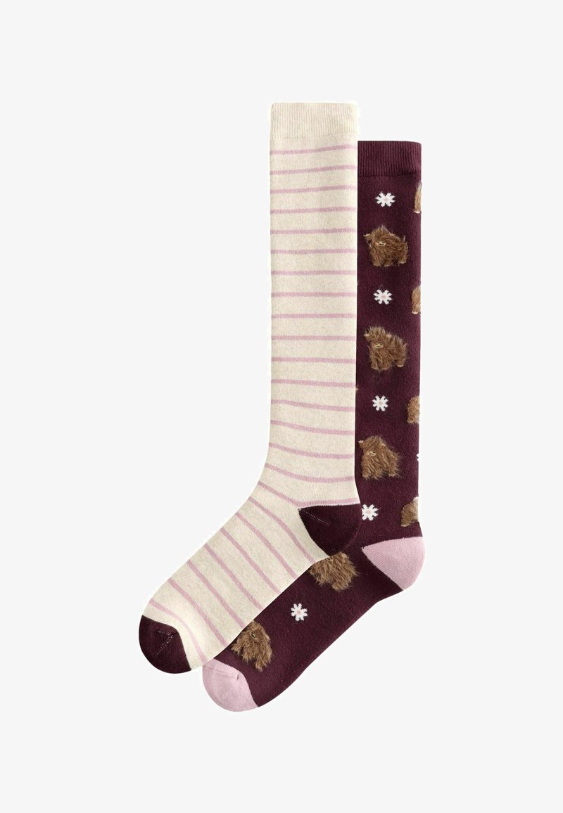 Deux chaussettes montantes, une crème avec des rayures rose clair et un bout foncé, l'autre violet foncé avec des motifs de buffle marron et des flocons de neige blancs.