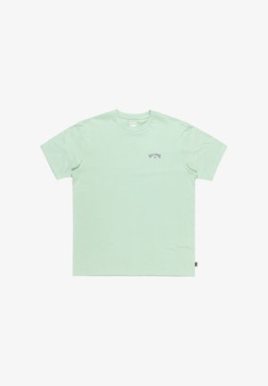 Lichtgroene T-shirt met korte mouwen van katoen. Heeft een klein paarse logo op de borst en een rechte zoom met een label aan de zijkant.