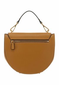 Borsa in pelle tan con forma curvata, manico superiore, tasca con zip sul davanti e dettagli in metallo dorato. Texture liscia.