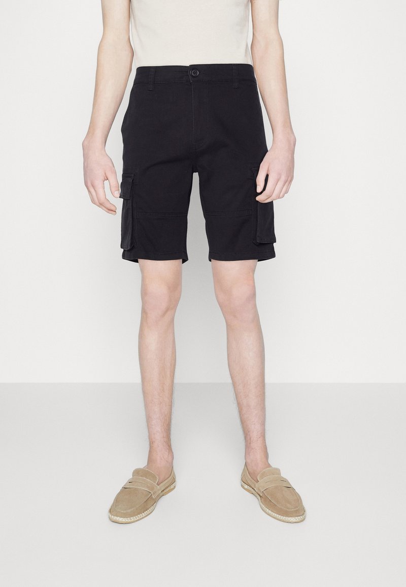 Shorts cargo noirs en coton, avec poches latérales et arrière, fermeture à bouton et coupe droite.