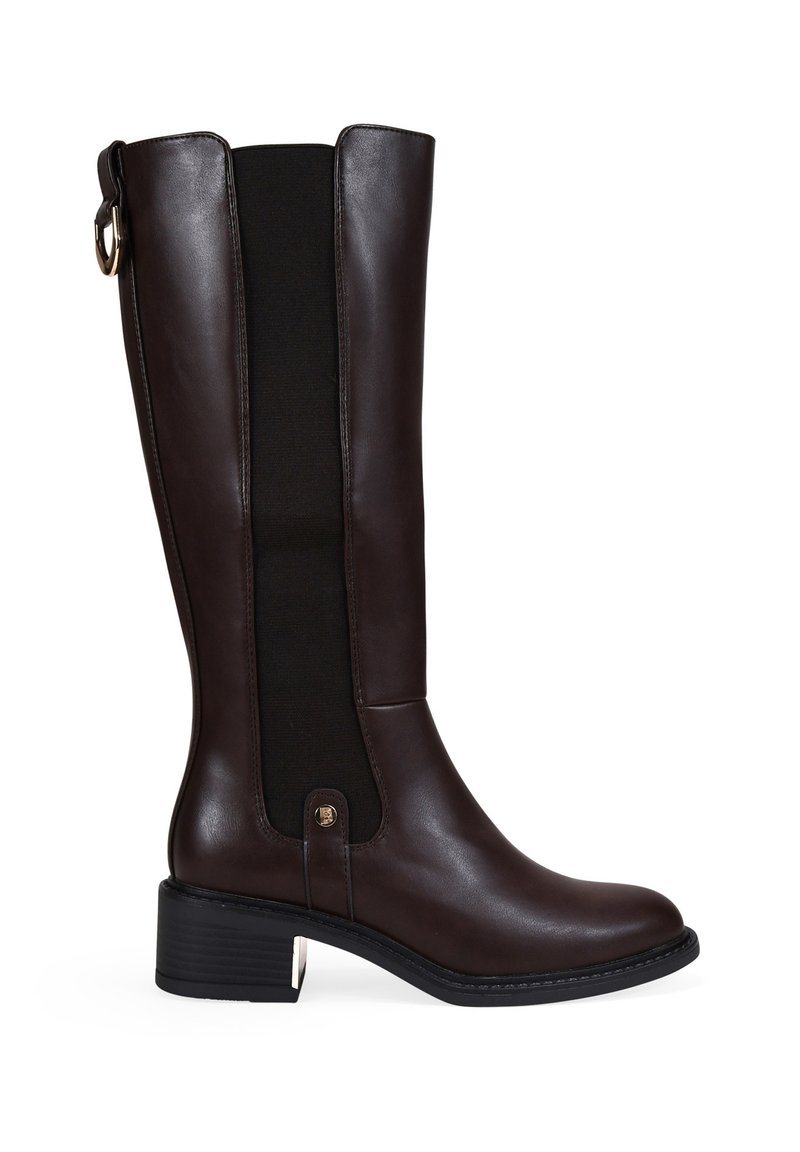 Bota de cuero marrón hasta la rodilla con panel elástico negro, puntera redonda y tacón cuadrado. Presenta un acento dorado en el lateral. Textura suave.