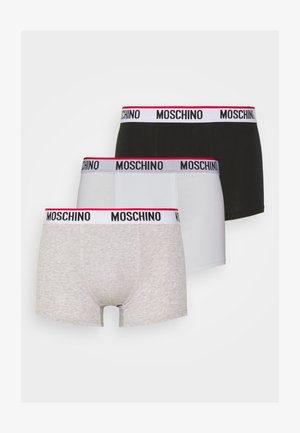 Kolme paria bokserivöitä: musta, harmaa ja valkoinen. Jokaisessa on brändätty joustava vyötärönauha, jossa lukee "MOSCHINO" mustalla valkoisella taustalla.