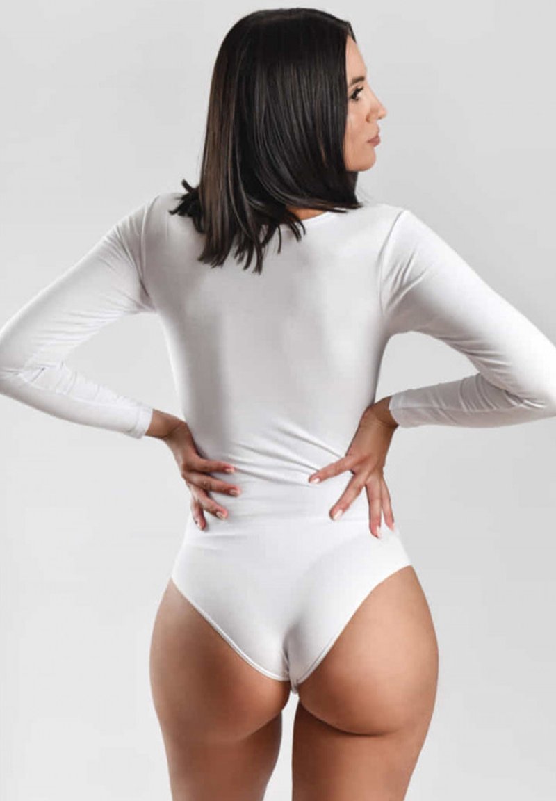 Witte longsleeve bodysuit met een strakke pasvorm, ronde halslijn en naadloos ontwerp, gecombineerd met bijpassende onderkleding, die de vormen van het lichaam accentueert.