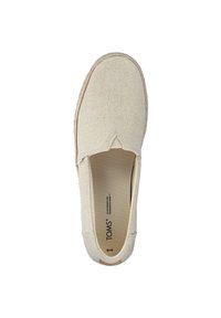 Beige canvas instap-schoen met elastische zijpanelen, ronde neus en textielstof. Beschikt over een gestikte zool en subtiele branding aan de binnenkant.