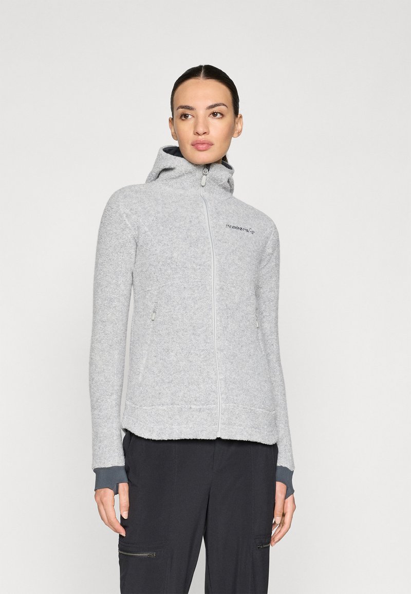 Veste en polaire gris clair avec fermeture éclair à l'avant, capuche et poches latérales. Présente des poignets contrastés et un logo sur la poitrine. Texture lisse.