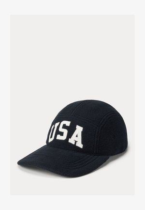 Șapcă din fleece albastru închis cu inscripția brodată "USA" albă. Designul include o vizieră curbată și detalii cusute pe panouri.