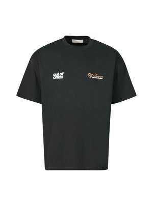 Czarna bawełniana koszulka z okrągłym dekoltem. Na piersi znajduje się biały napis "out of office" oraz pomarańczowy haftowany napis "Off Season".