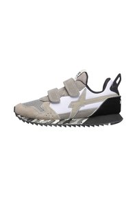 Sneaker grigie e bianche realizzate in suede e materiale a rete, con due cinghie a strappo e una suola testurizzata nera e mimetica.