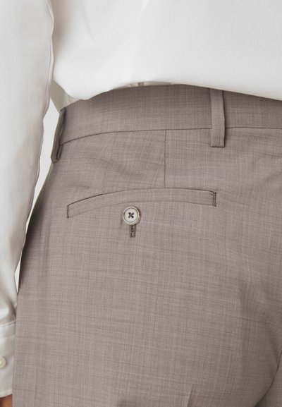 Pantaloni din textil gri cu o finisare texturată, având un singur buzunar la spate și o închidere cu nasture. Talie cu un design neted, minimalist.