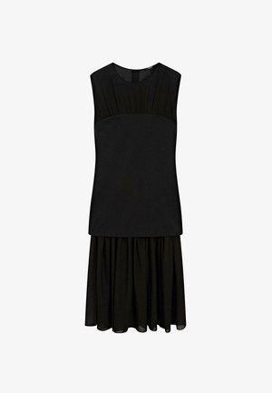 Svart ärmlös klänning med figurnära överdel och samlad midja, som svävar ut i en utsvängd, plisserad kjol. Slät textur, knälång.