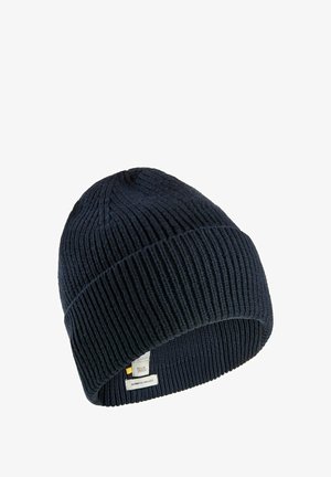 Mørkeblå strikket beanie-hat med ribbet struktur og ombukket kant. Har et mærke på siden med tekst og logo detaljer.