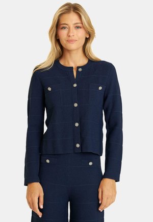 Cardigan in blu navy, lavorato a maglia con texture, collo rotondo, sette bottoni decorativi e due tasche sul petto con dettagli a bottone.