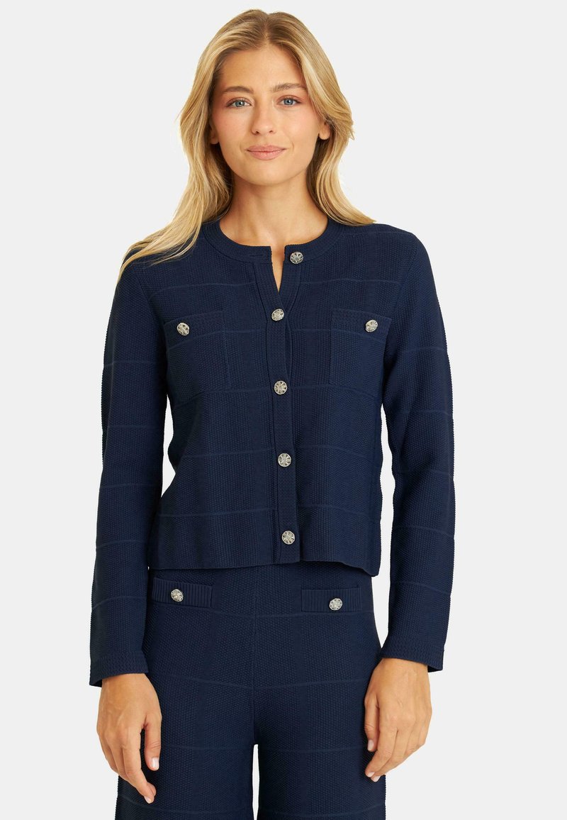 Marineblauer, strukturierter Strickcardigan mit Rundhalsausschnitt, sieben dekorativen Knöpfen und zwei Brusttaschen mit Knopfakzenten.