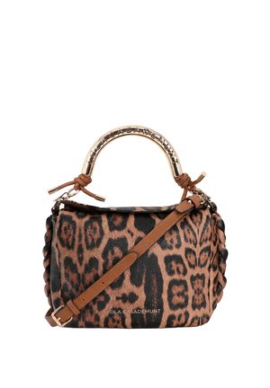 Bolso de mano con estampado de leopardo en marrón y negro con un asa arqueada dorada grabada con "Lola Casademunt" y una correa de hombro ajustable marrón.