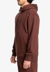 Bordeaux pullover hoodie van een zachte katoenmix; beschikt over een voorzak, verstelbare trekkoordcapuchon en elastische boorden met een ontspannen pasvorm.