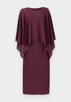 Rochie bordeaux cu mâneci stratificate, fluide ca o capa. Confecționată dintr-un material ușor și neted. Decoltare rotundă, lungime până la genunchi, accesorii minime.
