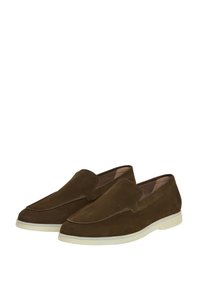 Pantofi slip-on din suede maro, cu o textură netedă, formă rotundă și talpă din cauciuc alb. Prezintă un design fără cusături, cu accente cusute.