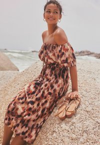 Next OFF SHOULDER - REGULAR FIT - Denní šaty - animal