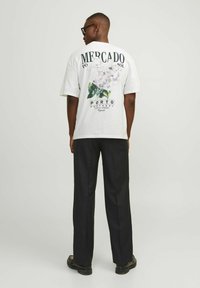 Jack & Jones JORMERCADO TEE SS CREW NECK - Trükipildiga T-särk - bright white